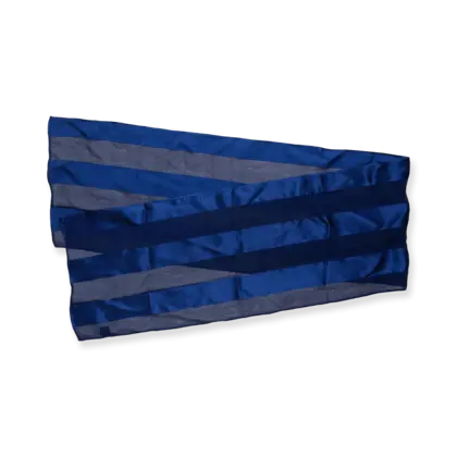 skräddarsydd sidenscarf med Caverion mönster